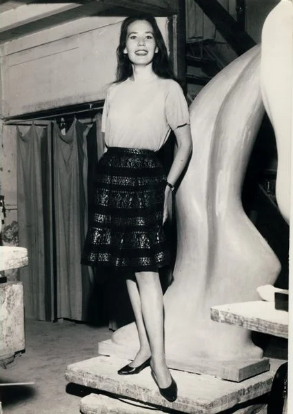 Rinalda Corradini dans l’atelier du sculpteur Michel Elia en 1960
